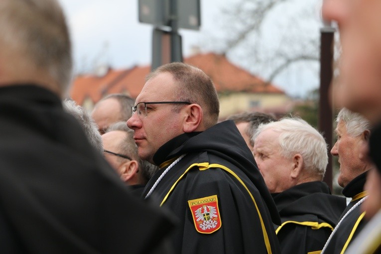 Płock. Dziękczynna modlitwa pod oknem papieskim