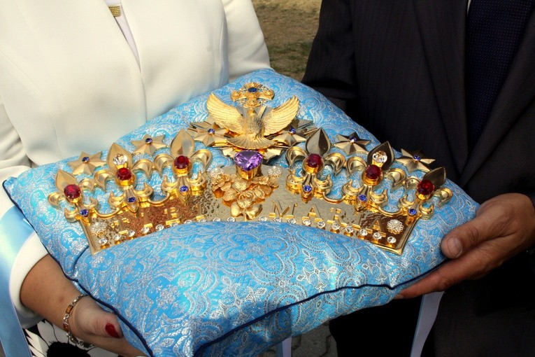 Korona Wdzięczności pobłogosławiona przez papieża Franciszka dla obrazu Matki Bożej Popowskiej w 2015 r.