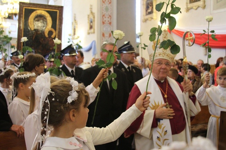 Dzieci komunijne witały Czarną Madonnę z białymi różami w dłoniach