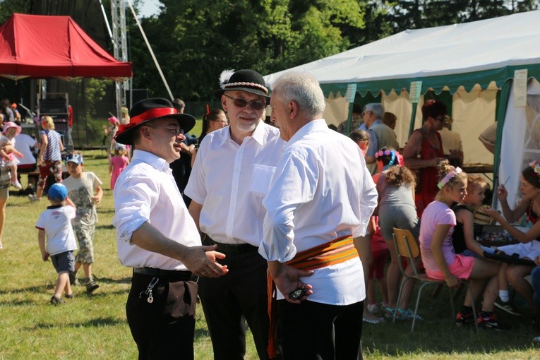 Budują świątynię dobrze się bawiąc
