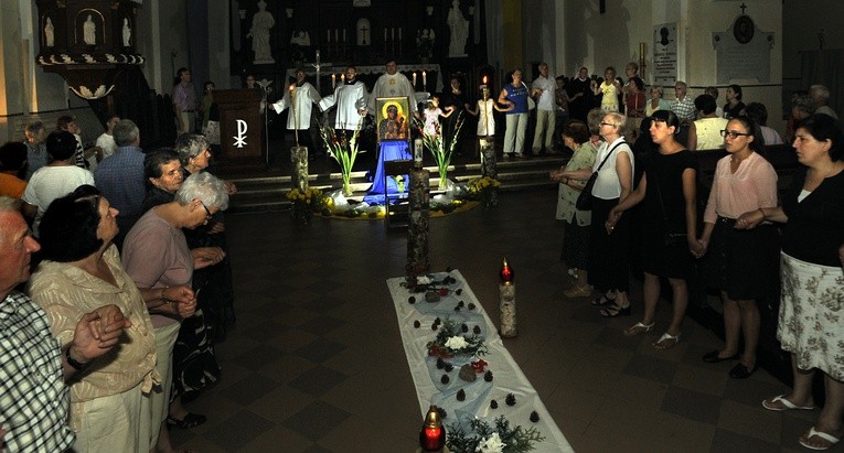 Pielgrzymi duchowi na modlitwie w kościele Świętych Apostołów Piotra i Pawła