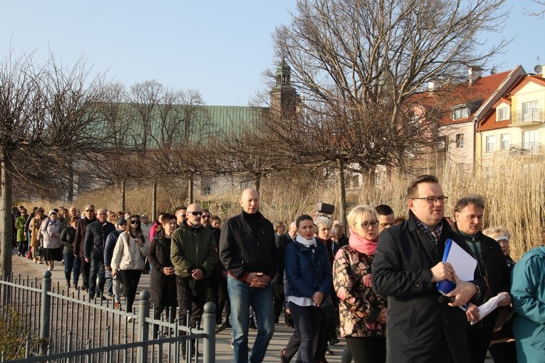 Płock. Droga Krzyżowa z modlitwą o pokój