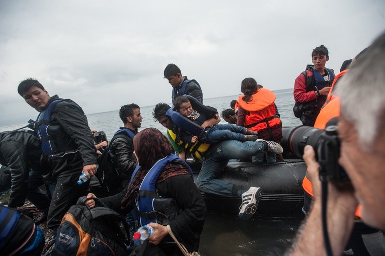 Włoski okręt z migrantami z "Aquariusa" zawinął do Walencji