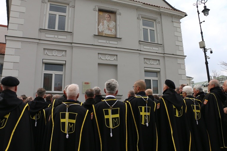 Płock. Dziękczynna modlitwa pod oknem papieskim