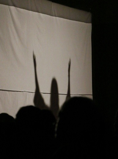 On czoło w chustę złożył