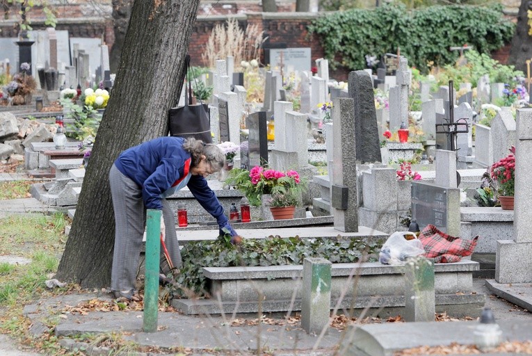 Śląskie. Policja apeluje o rozsądek w Święta Wielkanocne. Wizyta na cmentarzu? "Tylko jeśli niezbędna"