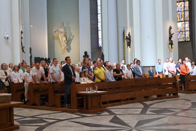 Katowice. Pielgrzymka dzieci komunijnych