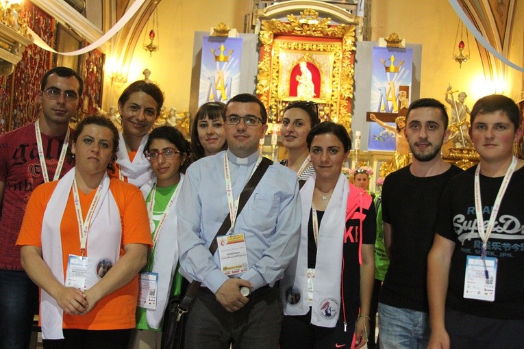 Ks. Khajik Bahi z grupą ormiańskiej młodzieży przed ołtarzem Matki Bożej w Oborach