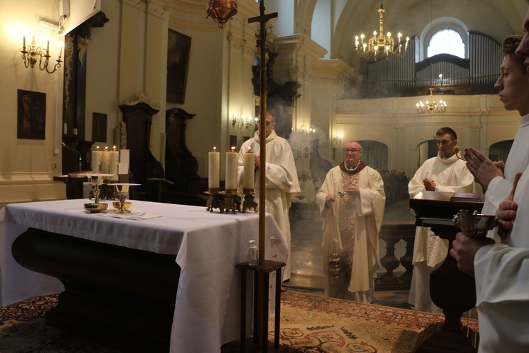 Sympozjum Wyższego Seminarium Duchownego rozpoczęło się Mszą św. w kościele św. Jana Chrzciciela. Przewodniczył jej biskup płocki Szymon Stułkowski.