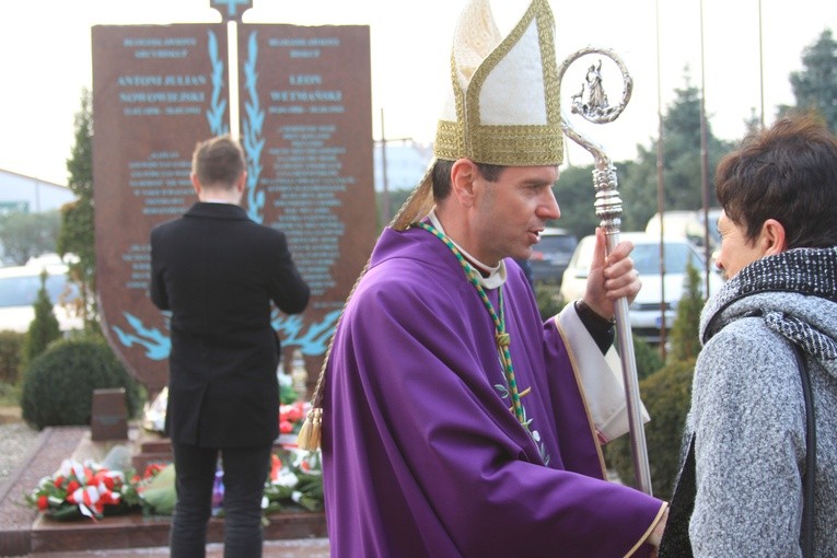 Symboliczny grób biskupów męczenników w Działdowie