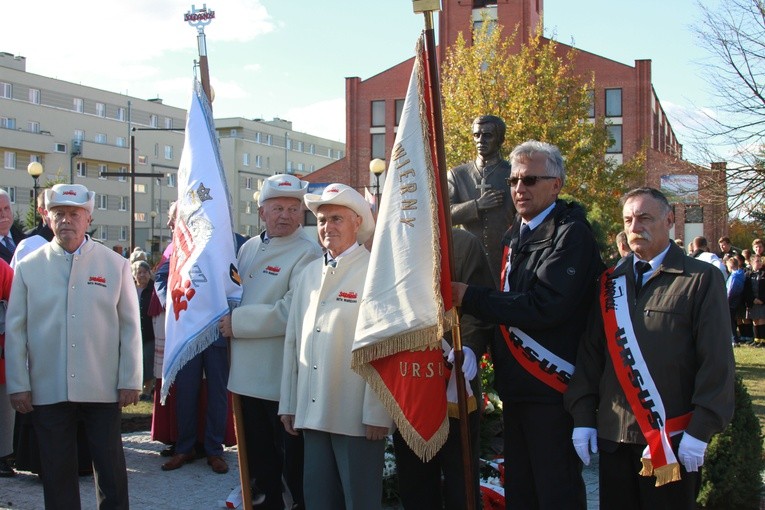 Pomnik bł. ks. J. Popiełuszki w Mławie