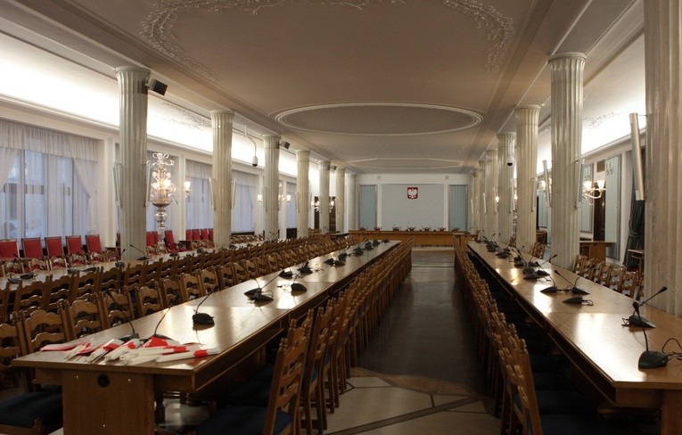 Na stronie Kancelarii Sejmu zamieszczono nagranie z kamery z Sali Kolumnowej