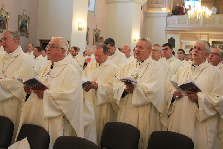 Episkopat w Płocku. Msza w kolegiacie