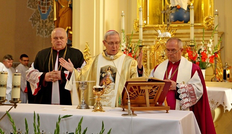 Biskup Piotr Libera przewodniczył Mszy św. dziękczynnej za 450 lat gotyckiej świątyni w Szreńsku