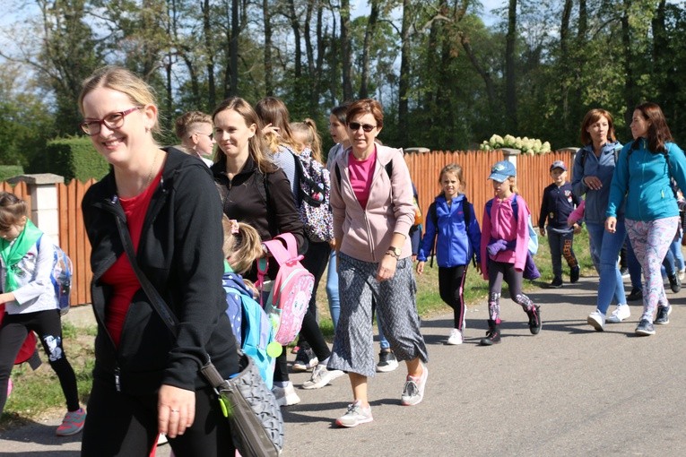 Rostkowo. Pielgrzymka dzieci (część I)