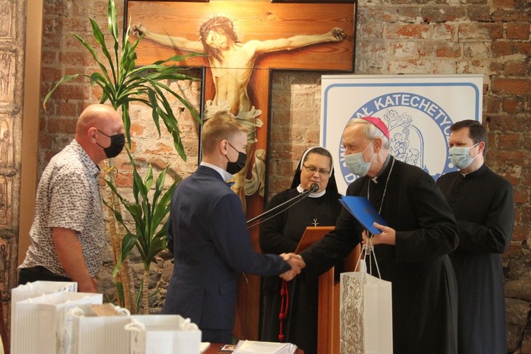 Płock. Laureaci Diecezjalnego Konkursu Biblijnego