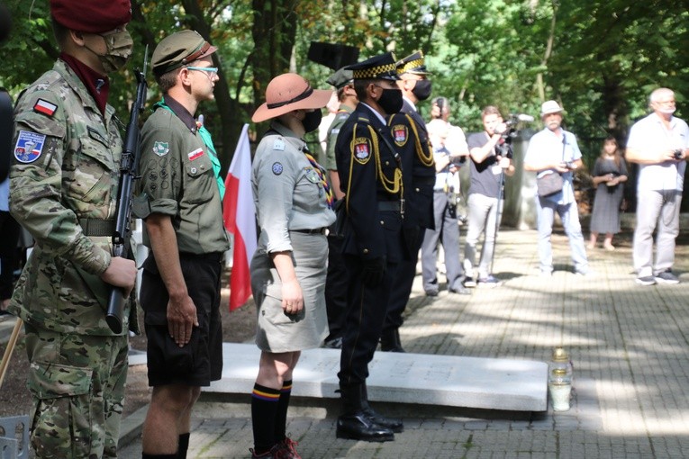 Płock. Uroczystości na cmentarzu garnizonowym