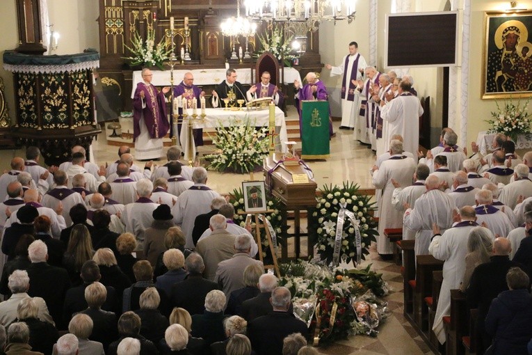 Stara Wrona. Uroczystości pogrzebowe ks. kan. Wawrzyńca Ulanowskiego