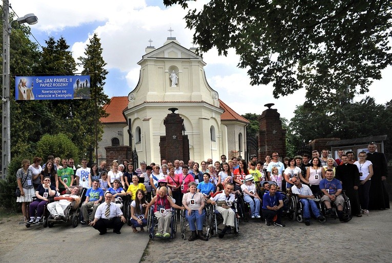 Pamiątkowe zdjęcie wszystkich uczestników wczasorekolekcji przed kościołem Świętego Krzyża w Pułtusku