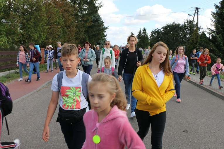 Rostkowo. Pielgrzymka dzieci (część I)