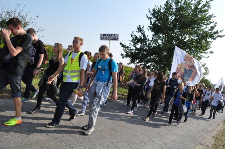 Pielgrzymka młodych z Ciechanowa do Rostkowa