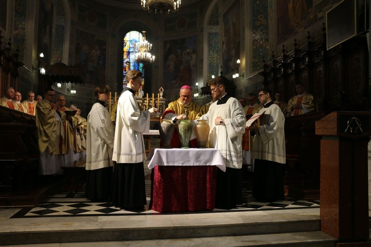 Płock. Msza Krzyżma w bazylice katedralnej