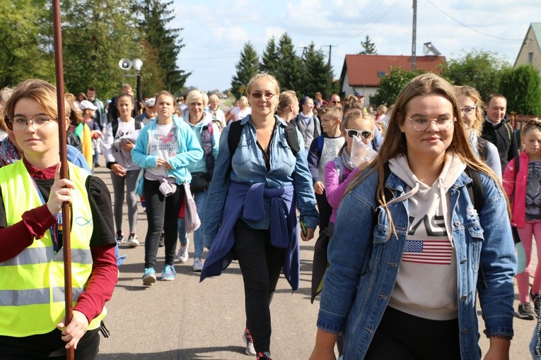 Rostkowo. Pielgrzymka dzieci (część I)