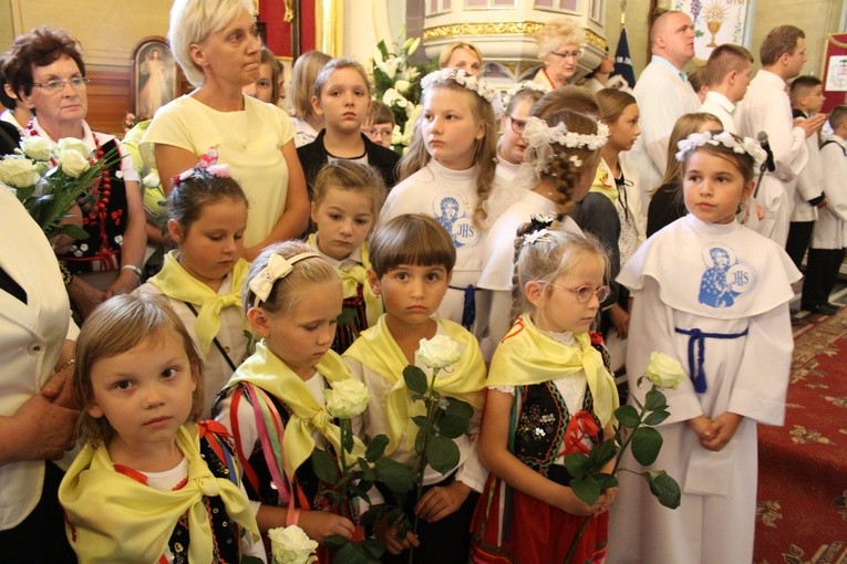W czasie powitania obrazu Matki Bożej dzieci złożyły białe róże