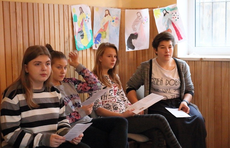 „Jezus maluje twój portret farbami miłosierdzia"