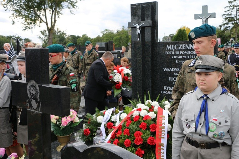 Chociszewo. Uroczystości przy mogile Męczenników Fortu III w Pomiechówku