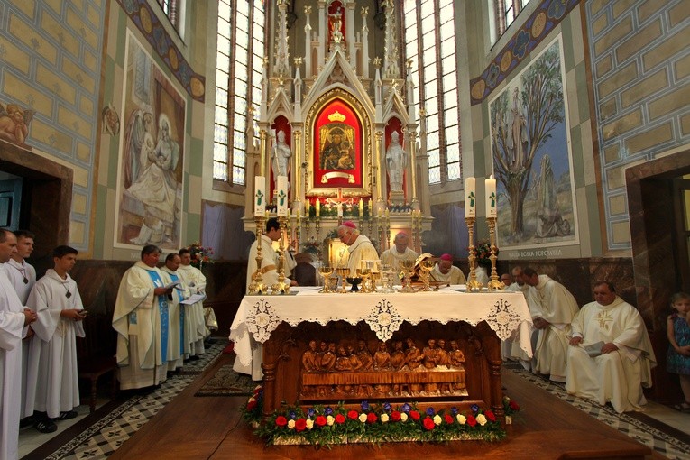 Mszy św. przewodniczył abp Wacław Depo wraz z biskupami Piotrem Liberą i Romanem Marcinkowskim
