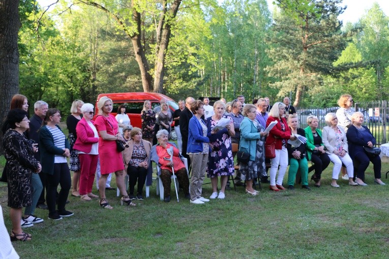 Śródborze. Poświęcenie maryjnej kapliczki