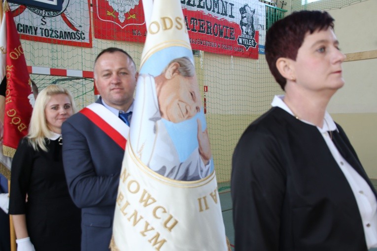 Janowiec Kościelny. Jubileusz szkoły i nowy sztandar