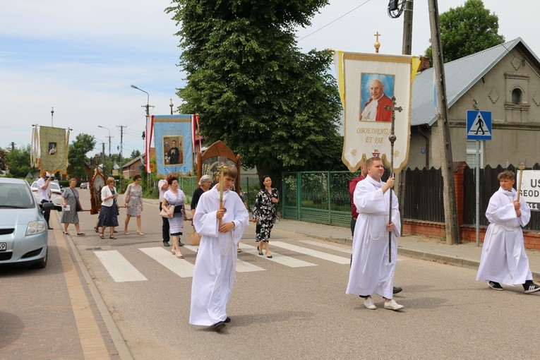 Popowo Kościelne. Procesja eucharystyczna z udziałem abp. Salvatore Pennacchia