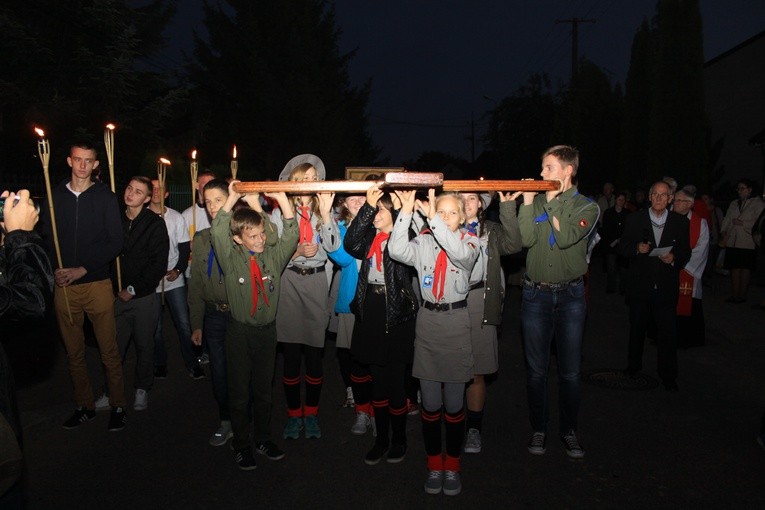 Droga krzyżowa ze znakami ŚDM. Maków Mazowiecki