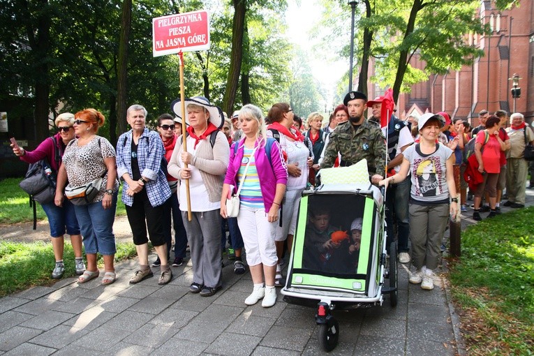 Pielgrzymka na Jasną Górę - wyjście z katedry
