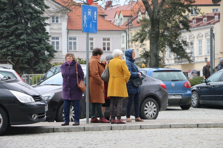 Płock. Dziękczynna modlitwa pod oknem papieskim