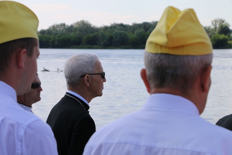 Czerwińsk n. Wisłą. Różaniec z bp. Piotrem Liberą
