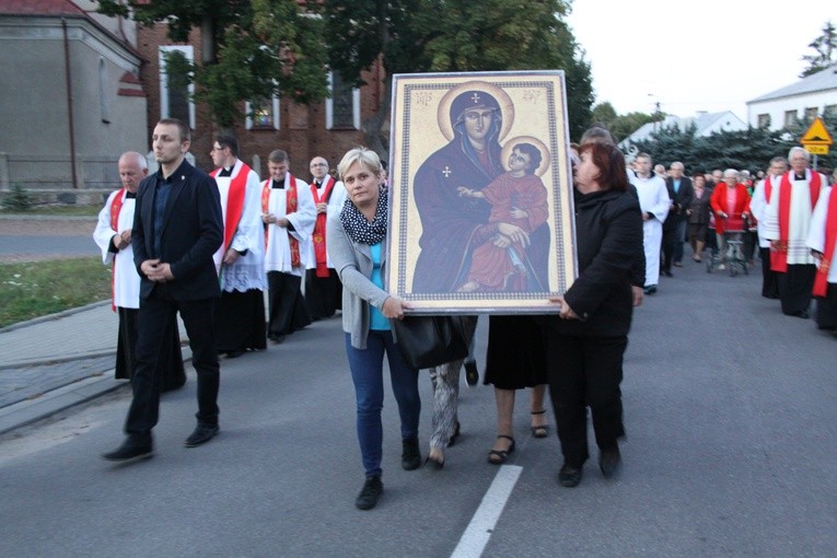 Droga krzyżowa ze znakami ŚDM. Maków Mazowiecki