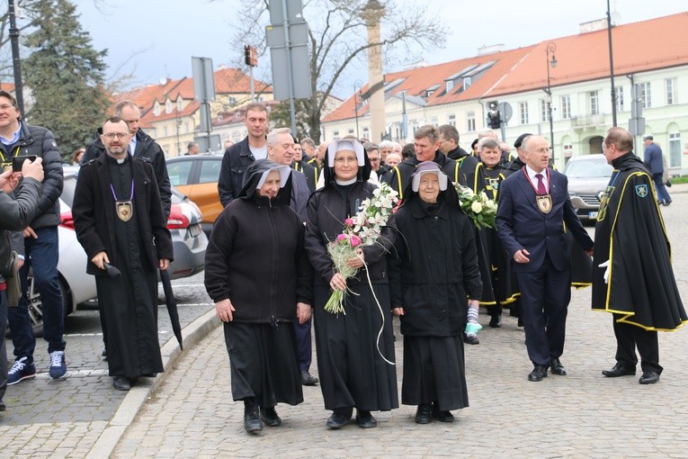 Płock. Dziękczynna modlitwa pod oknem papieskim