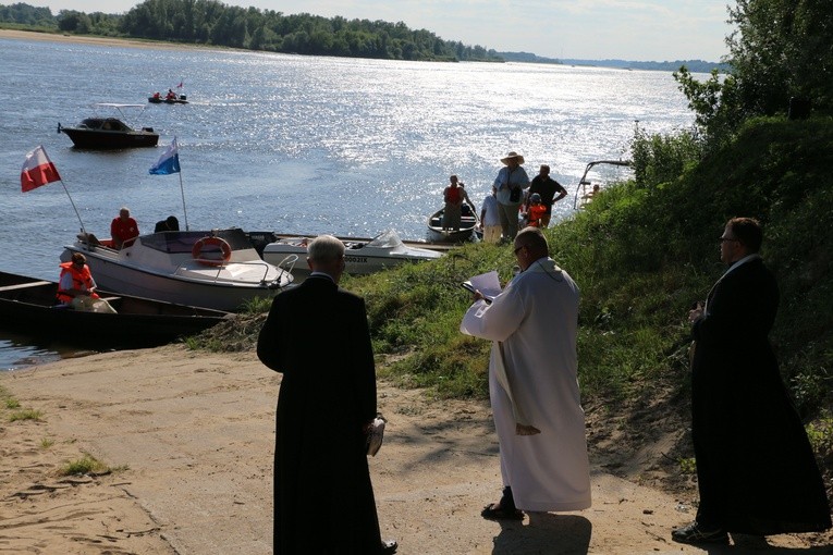 Czerwińsk n. Wisłą. Różaniec z bp. Piotrem Liberą