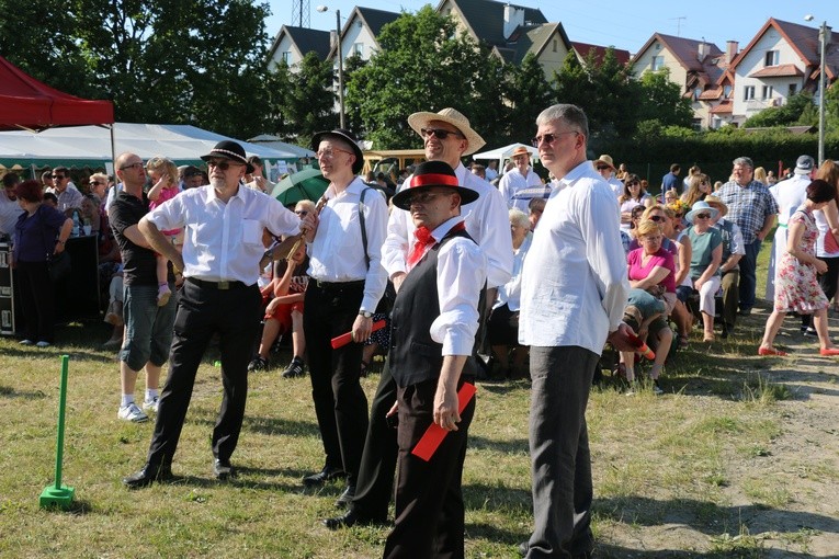 Budują świątynię dobrze się bawiąc