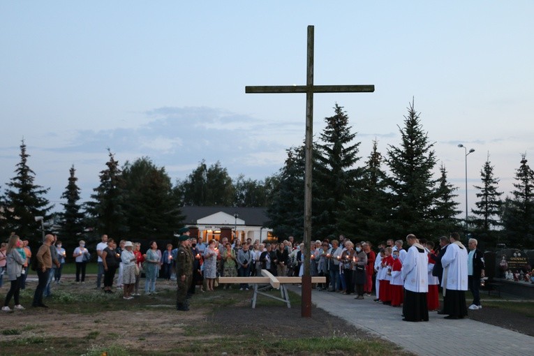 Płońsk. Nowy krzyż na cmentarzu komunalnym w Szerominku