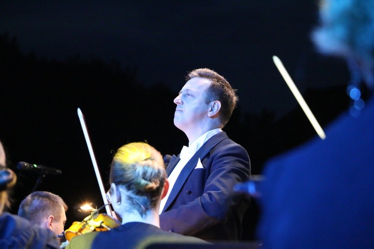 Czerwińsk n. Wisłą. Koncert jubileuszowy w przyklasztornych ogrodach