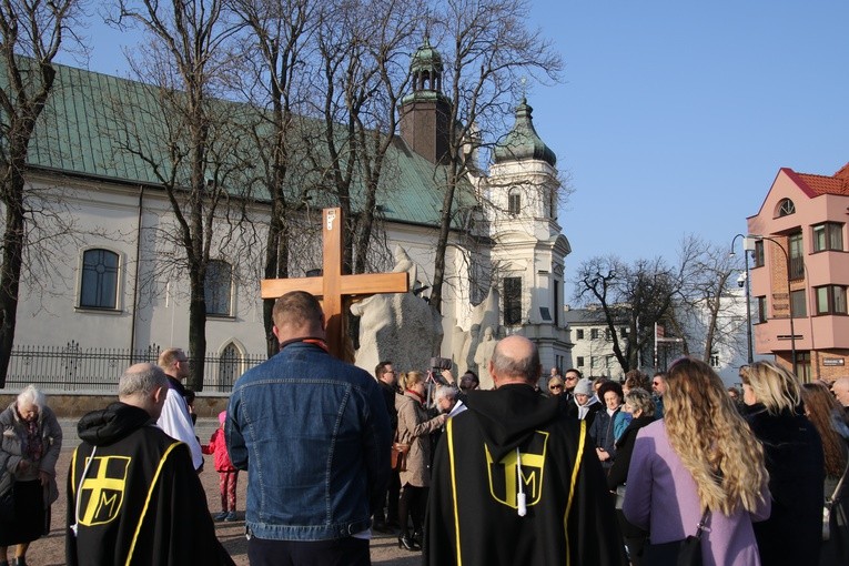 Płock. Droga Krzyżowa z modlitwą o pokój