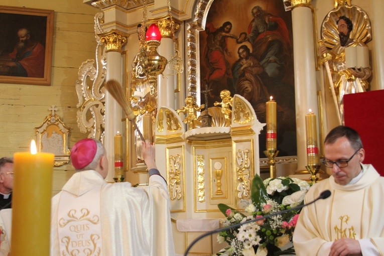 Kucice. Poświęcenie odnowionych ołtarzy i ambony