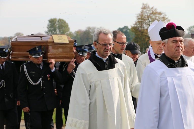 Lekowo. Pogrzeb ks. Tadeusza Janowskiego