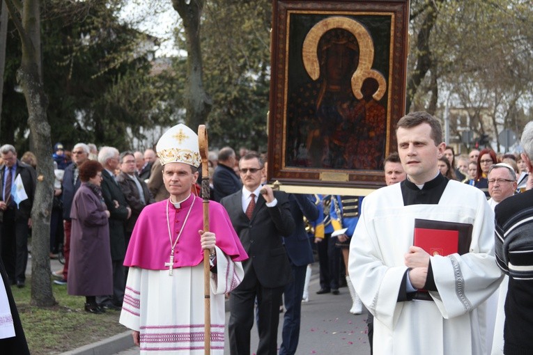 Jedną z pierwszych posług biskupich nowego sufragana diecezji płockiej był udział w uroczystościach nawiedzenia ikony Matki Bożej Jasnogórskiej (na zdjęciu: 7 kwietnia 2016 r. w parafii św. Józefa w Płocku).