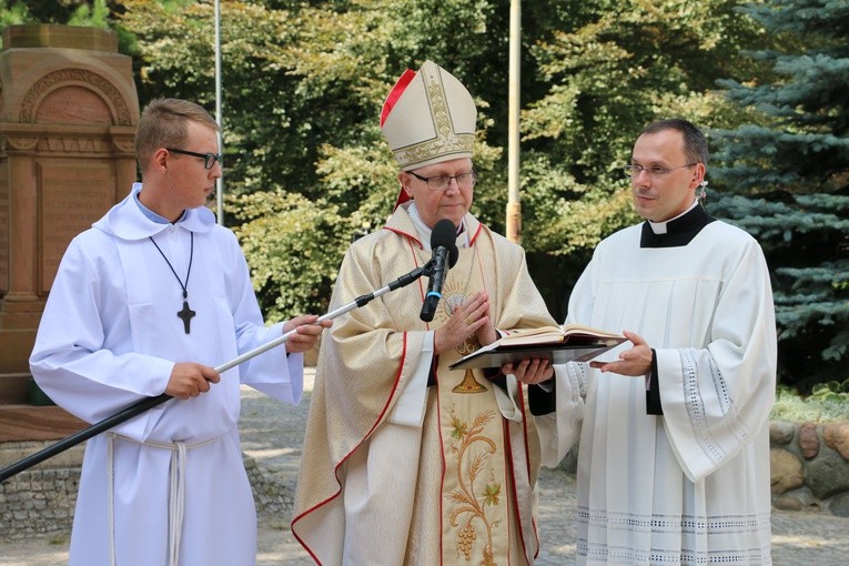 Bp Piotr Libera przewodniczył Mszy św. w 50. rocznicę ogłoszenia kościoła w Czerwińsku bazyliką mniejszą