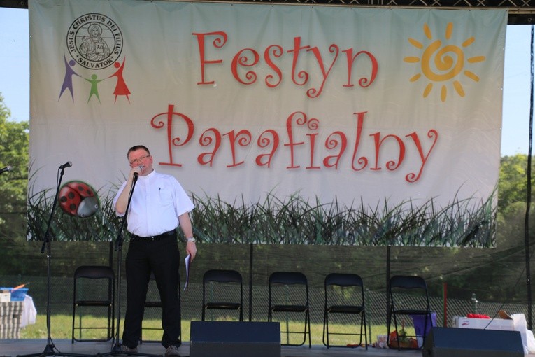 Budują świątynię dobrze się bawiąc
